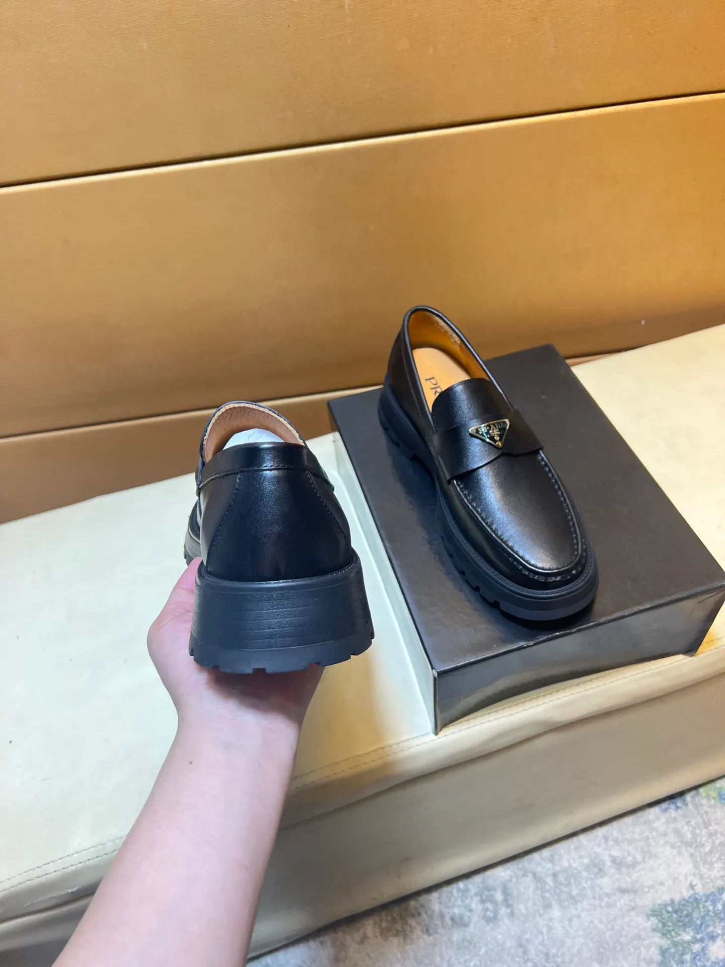 pp440💰👑👑👑 PRADA*PRADA Niuli·Exclusive first release·～Unique modern style sneakers. Counter purchasing 🏃casual leather shoes😍😍 original shiny leather imported from Italy (refuses to discolor and rub feet) soles: original soles specially provided by the original factory, super cool 😍 lace up and walk with wind 👍 style design ⚠️ super comfortable, wear-resistant and non-slip original soles. Just like shooting the real thing🎬The real thing is better. Suitable for outdoor and driving👍Perfect high-quality sneakers, men's shoe size: 38-44